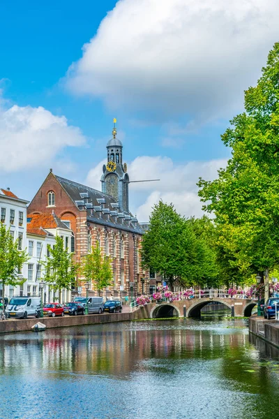Universidad en Leiden junto a un canal, Países Bajos — Foto de Stock