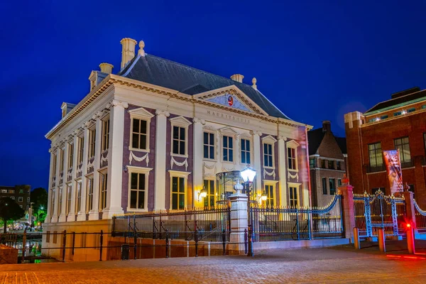 Nattvy över upplysta Mauritshuis i Haag, Nederländerna — Stockfoto