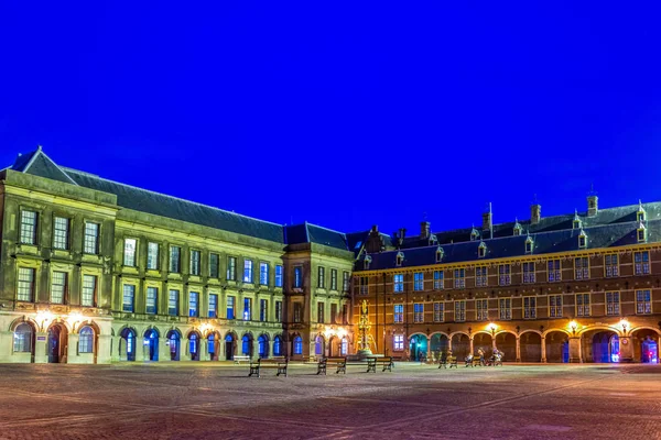 Vue de nuit de la cour intérieure du palais Binnenhof dans le — Photo