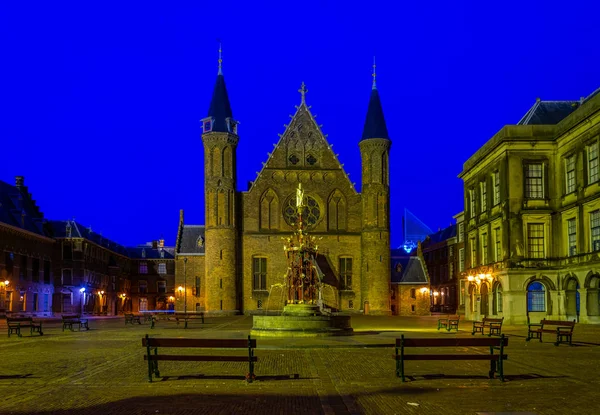 Night view of the inner courtyard of the Binnenhof palace in the — Stock Photo, Image