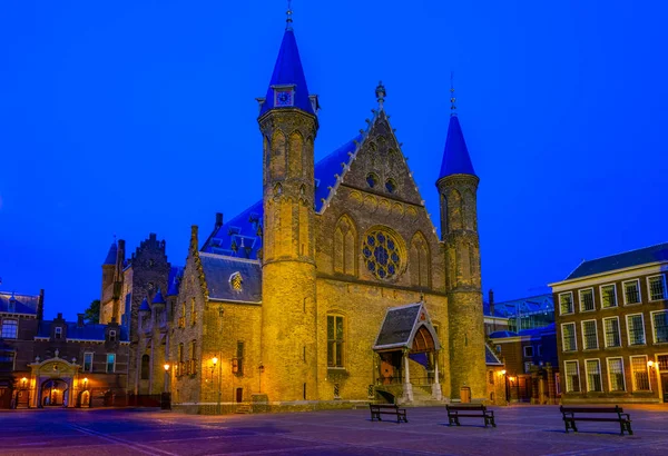 Vue de nuit de la cour intérieure du palais Binnenhof dans le — Photo