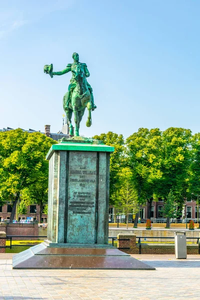Binnenhof önünde kral Willem Ii binicilik heykeli