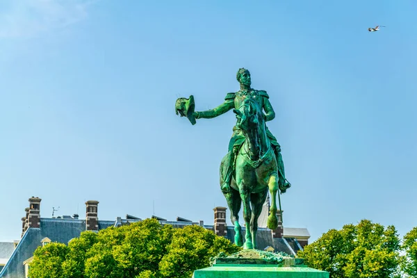 Jezdecká socha krále Willema II před Binnenhof v — Stock fotografie