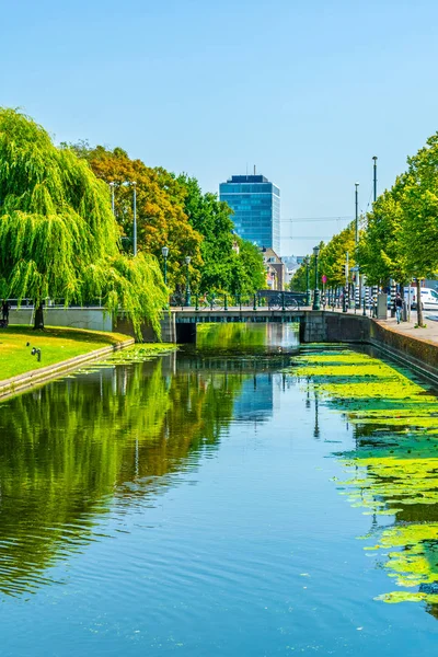 Kanaal in Den Haag bekeken overdag, Nederland — Stockfoto