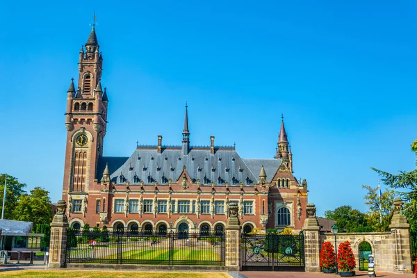 Vredespaleis, zetel van het Internationaal Hof van Justitie, in de — Stockfoto