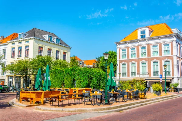 Terraza de un restaurante en una plaza en La Haya, Países Bajos — Foto de Stock