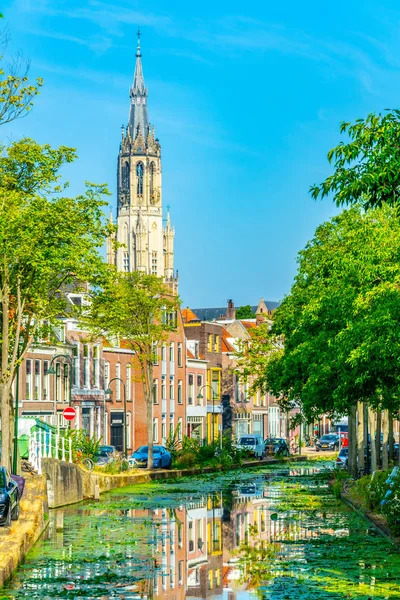 Nieuwe Kerk iglesia vista detrás de un canal en Delft, Países Bajos — Foto de Stock