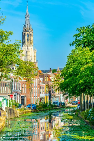 Nieuwe Kerk kyrka sedd bakom en kanal i Delft, Nederländerna — Stockfoto