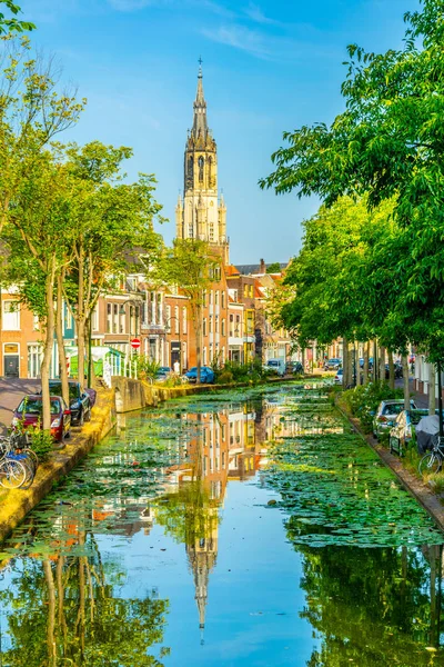 Nieuwe Kerk iglesia vista detrás de un canal en Delft, Países Bajos — Foto de Stock