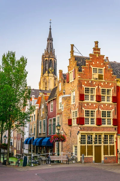 Vista al atardecer de la iglesia Nieuwe Kerk en Delft, Países Bajos — Foto de Stock