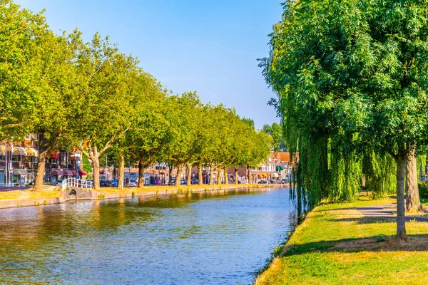 Hoofdkanaal rond de Nederlandse stad Delft, Nederland — Stockfoto