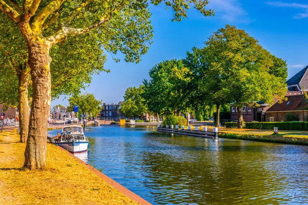 Canal principal entourant la ville néerlandaise de Delft, Pays-Bas — Photo