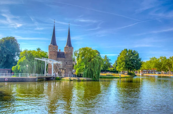 Oostpoort poort die leidt naar de Nederlandse stad Delft, Nederland — Stockfoto