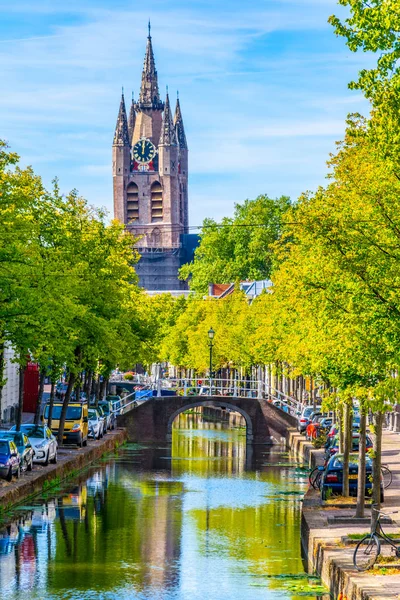 Oude Kerk kyrka sedd bakom en kanal i Delft, Nederländerna — Stockfoto