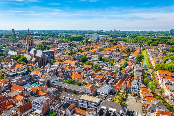 Vista aérea de la iglesia de Oude Kerk en Delft, Países Bajos — Foto de Stock