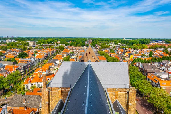 Vista aérea de Delft junto con la parte trasera de Niuewe Kerk chur — Foto de Stock