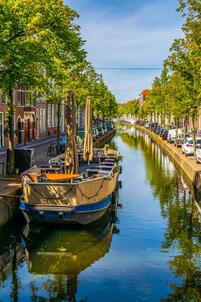 Delft'teki Kanal gün boyunca görüntülendi, Hollanda