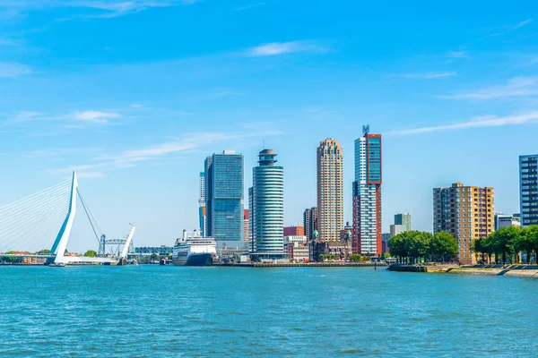 Holland america line y otros rascacielos en Rotterdam, Netherl — Foto de Stock