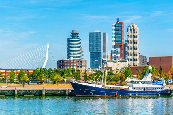 Hollanda Amerika hattı ve Rotterdam, Netherl diğer gökdelenler — Stok fotoğraf