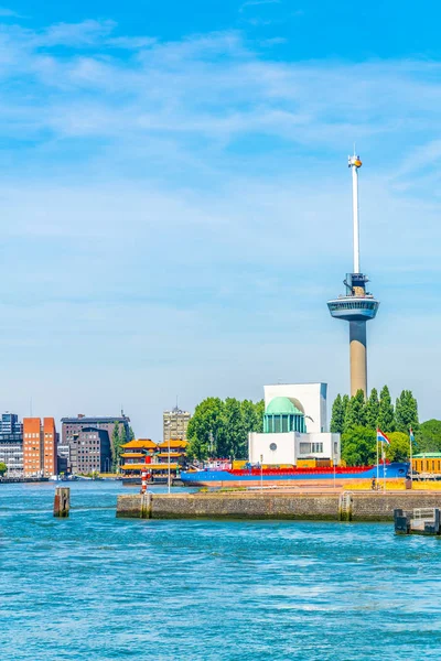 Riverside of New Maas met Euromast Tower op de achtergrond, Rotterd — Stockfoto