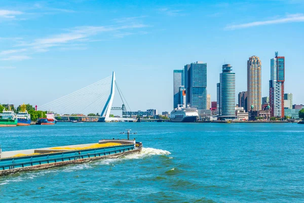 Holland america line e altri grattacieli a Rotterdam, Paesi Bassi — Foto Stock