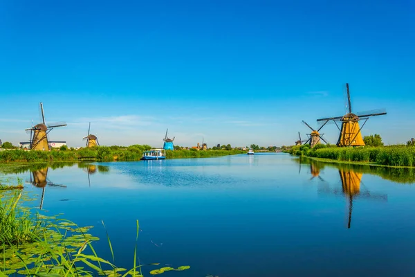 Wiatraki Kinderdijk oglądane w słoneczny letni dzień, Rotterdam, — Zdjęcie stockowe