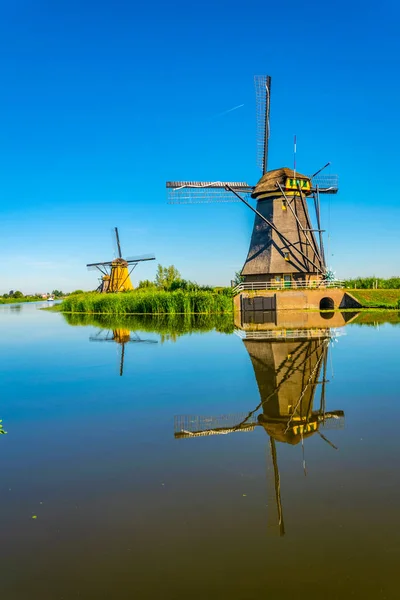 Moinhos de vento Kinderdijk vistos durante o dia ensolarado de verão, Rotterdam , — Fotografia de Stock