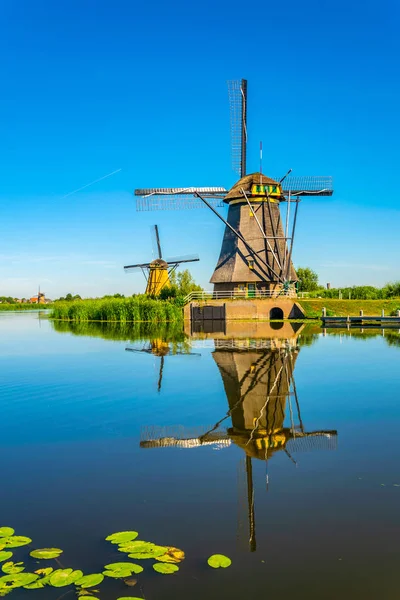 Moinhos de vento Kinderdijk vistos durante o dia ensolarado de verão, Rotterdam , — Fotografia de Stock