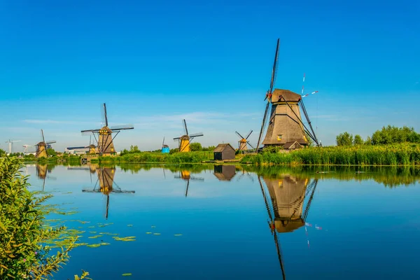 Kinderdijk yel değirmenleri güneşli yaz günü, Rotterdam sırasında görüntülenen, 