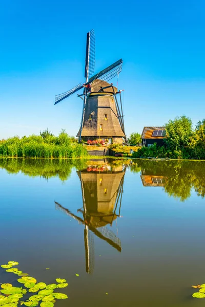 Moinhos de vento Kinderdijk vistos durante o dia ensolarado de verão, Rotterdam , — Fotografia de Stock