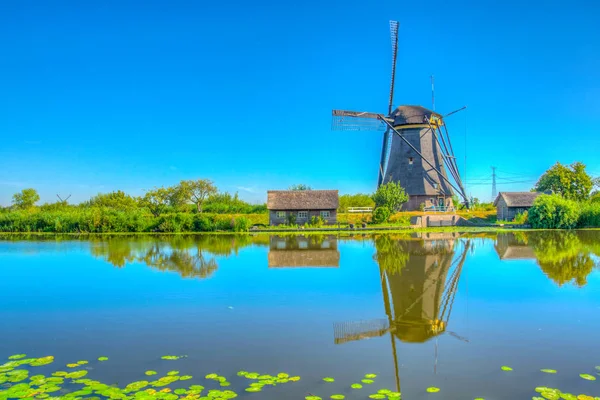 Moinhos de vento Kinderdijk vistos durante o dia ensolarado de verão, Rotterdam , — Fotografia de Stock