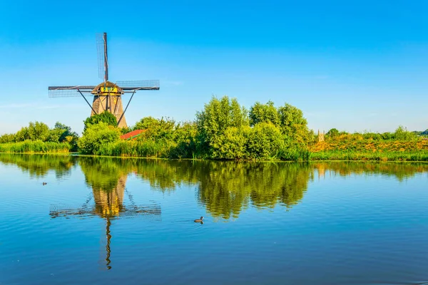 Kincir angin Kinderdijk dilihat selama musim panas yang cerah, Rotterdam , — Stok Foto