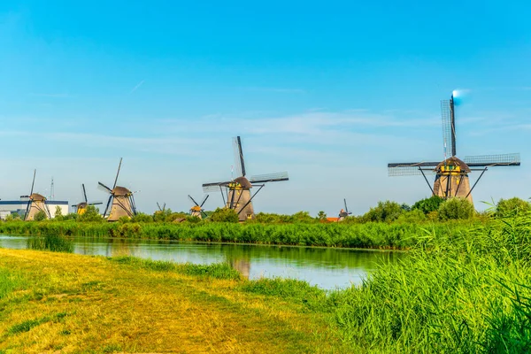 Moinhos de vento Kinderdijk vistos durante o dia ensolarado de verão, Rotterdam , — Fotografia de Stock