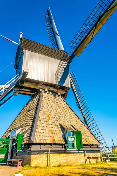 Wiatraki Kinderdijk oglądane w słoneczny letni dzień, Rotterdam, — Zdjęcie stockowe