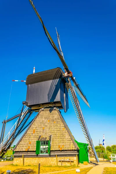 在阳光明媚的夏季，鹿特丹观看的金德迪克风车, — 图库照片