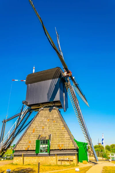 Kinderdijk windmolens bekeken tijdens zonnige zomerdag, Rotterdam, — Stockfoto