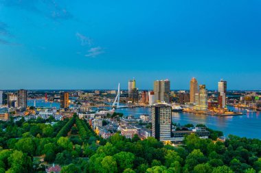 Erasmus köprüsünün gün batımı havadan görünümü ve Rotterdam silueti, N