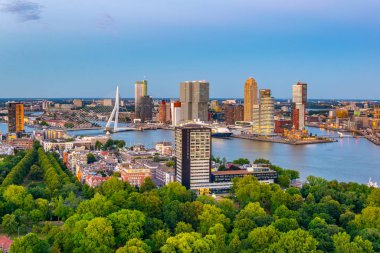 Erasmus köprüsünün gün batımı havadan görünümü ve Rotterdam silueti, N