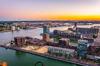 Rotterdam Limanı'nın gün batımı havadan görünümü, Hollanda