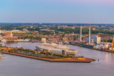 Ss Rotterdam, bir otel ve müze bir fo bulunan gün batımı görünümü