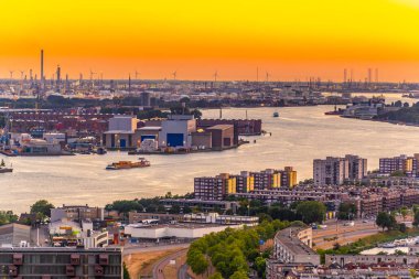 Rotterdam Limanı'nın gün batımı havadan görünümü, Hollanda