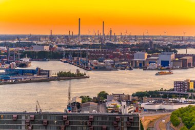 Rotterdam Limanı'nın gün batımı havadan görünümü, Hollanda