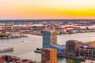 Rotterdam Limanı'nın gün batımı havadan görünümü, Hollanda