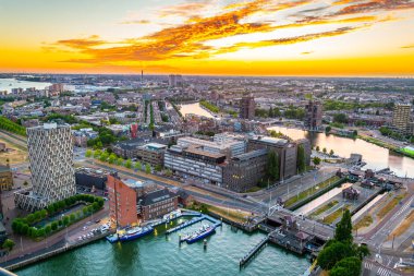 Rotterdam Limanı'nın gün batımı havadan görünümü, Hollanda