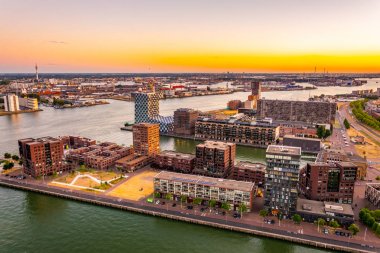 Rotterdam Limanı'nın gün batımı havadan görünümü, Hollanda