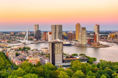 Erasmus köprüsünün gün batımı havadan görünümü ve Rotterdam silueti, N