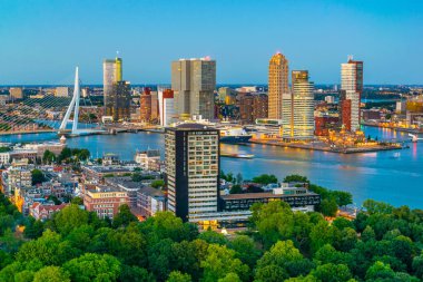 Erasmus köprüsünün gün batımı havadan görünümü ve Rotterdam silueti, N