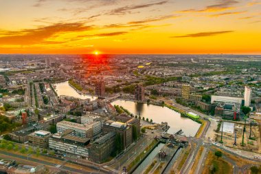 Rotterdam Limanı'nın gün batımı havadan görünümü, Hollanda