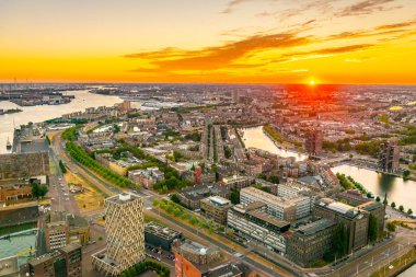 Rotterdam Limanı'nın gün batımı havadan görünümü, Hollanda
