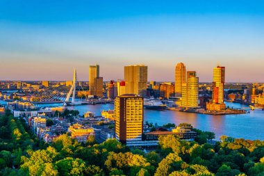 Erasmus köprüsünün gün batımı havadan görünümü ve Rotterdam silueti, N